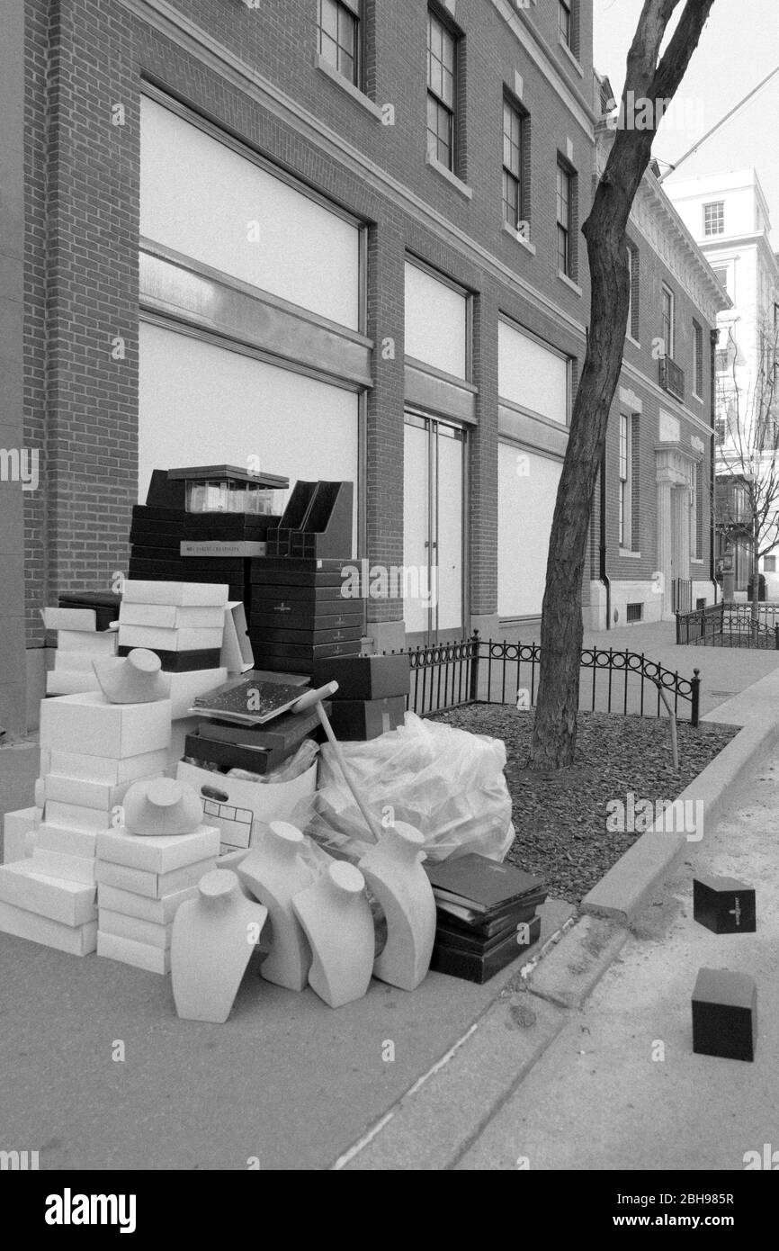 Des tas de déchets débordant sur la rue le jour de l'assainissement Banque D'Images