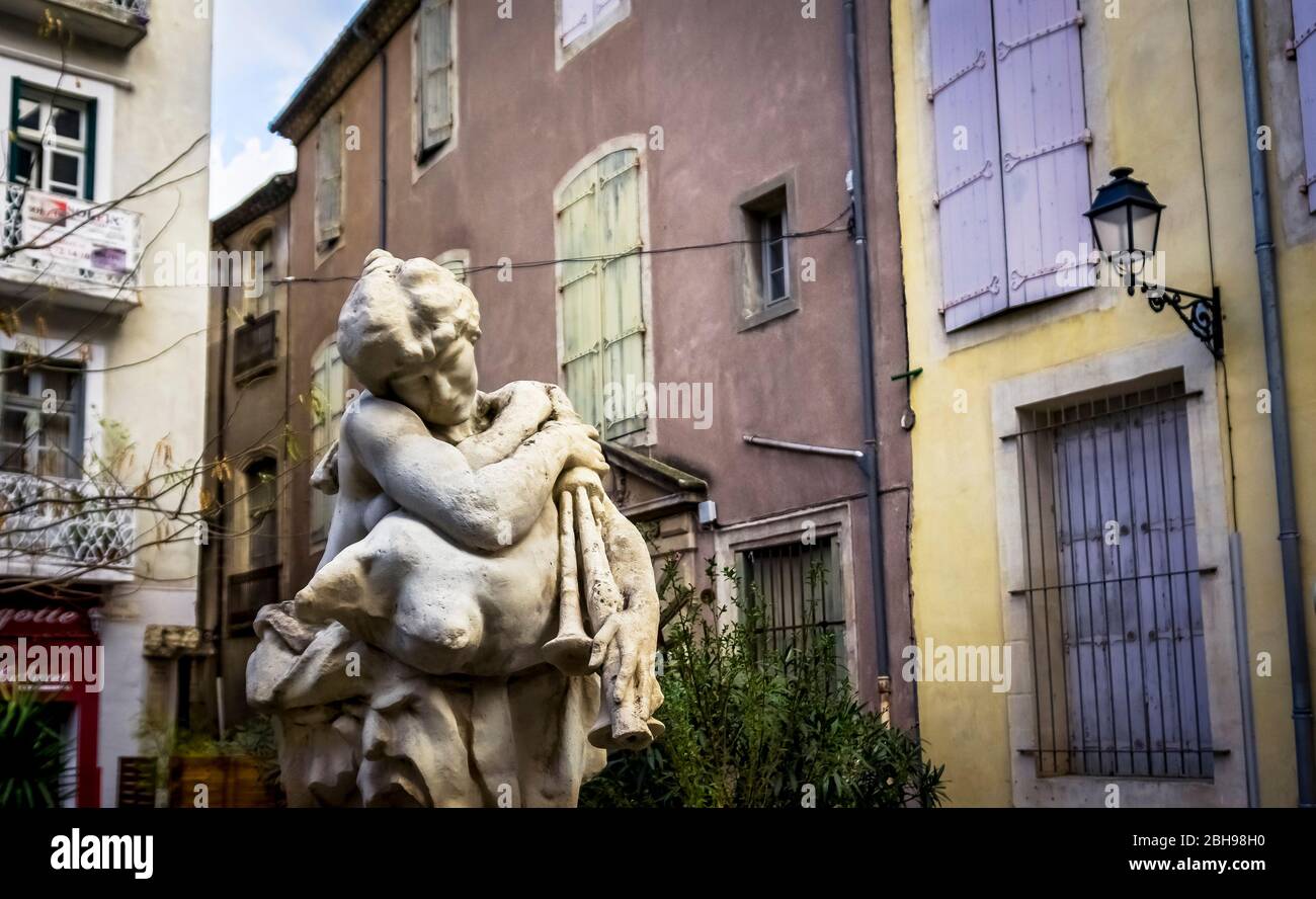 Statue la Bacchante au Biniou par Jean Antoine Injalbert (1845 - 1933) à la place des Bons Amis à Béziers. Banque D'Images