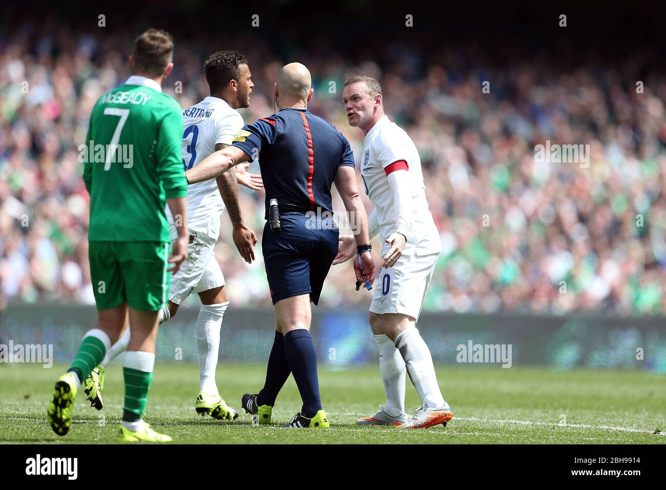 DUBLIN, REP DE L'IRLANDE.Wayne Rooney d'Angleterre veut une pénalité et dit à l'arbitre Arnold Hunter en termes incertains pendant le match international amical entre la République d'Irlande et l'Angleterre au stade Aviva, Dublin, Irlande, dimanche 7 juin 2015 (Credit: MI News) Banque D'Images