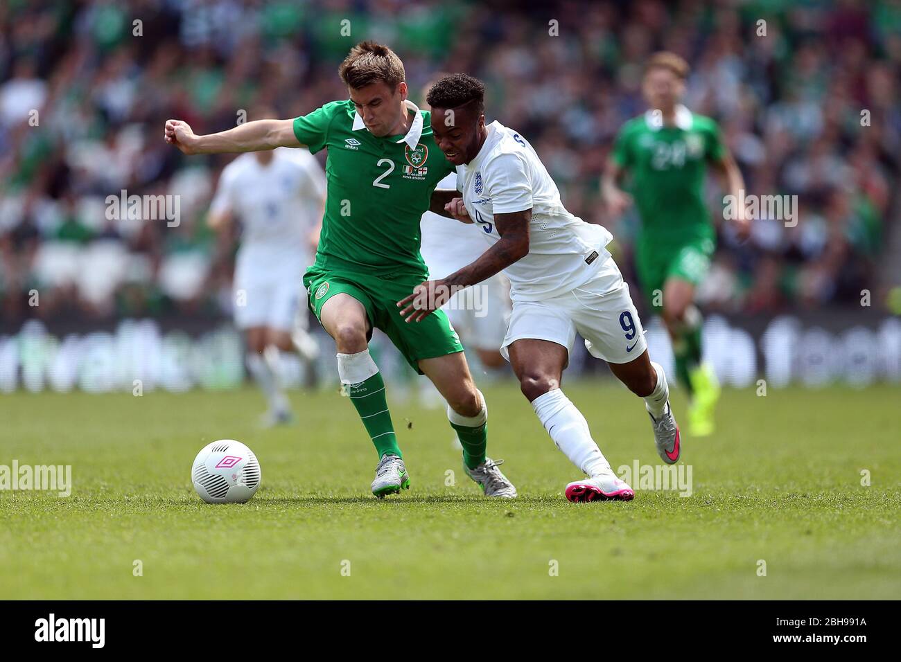 DUBLIN, REP DE L'IRLANDE. Raheem Sterling of England affronte Seamus Coleman of Ireland lors du match international amical entre la République d'Irlande et l'Angleterre au stade Aviva, Dublin, Irlande, dimanche 7 juin 2015 (Credit: MI News) Banque D'Images