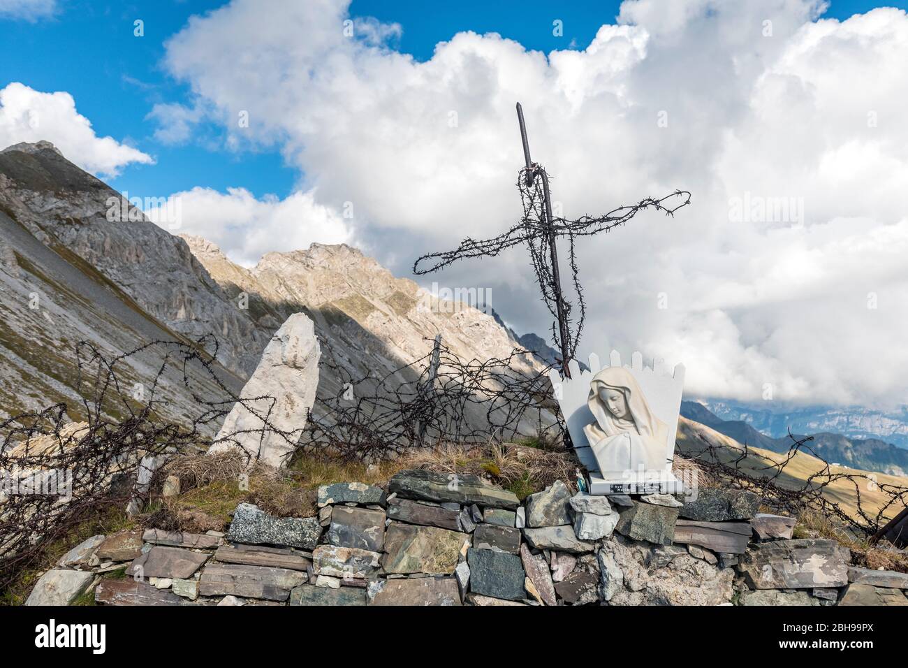 Grand mémorial de guerre sur la ligne de front montagneuse entre l'Italie et l'Autriche à Passo delle Selle, Marmolada groupe, Dolomites, Fassa Valley, Trento province, Trentin-Haut-Adige, Italie Banque D'Images