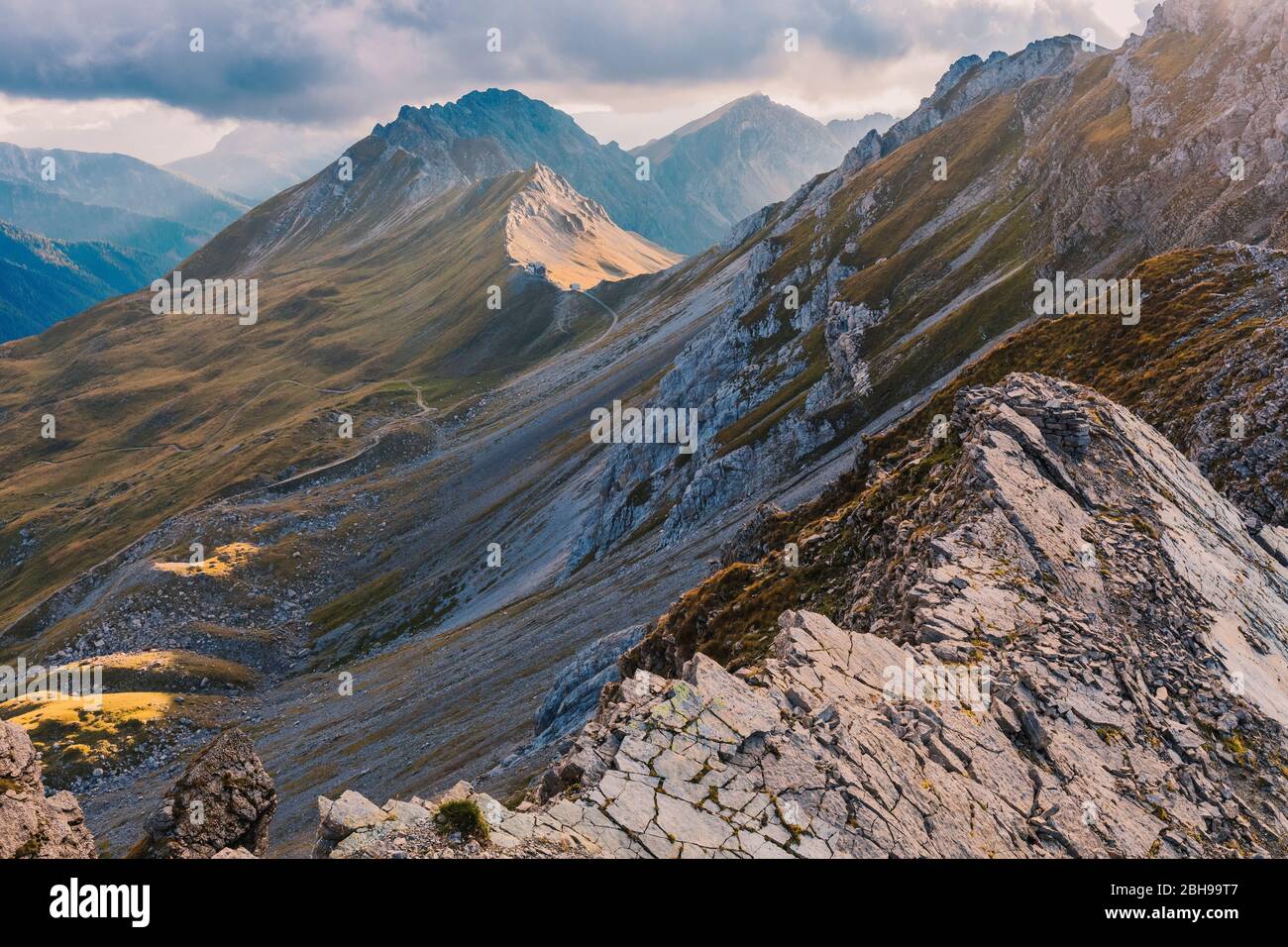 Vue depuis le sentier d'escalade de Bepi Zac vers le Passo delle Selle, Costabella Ridge, le groupe Marmolada, Dolomites, la vallée de Fassa, la province de trente, Trentin-Haut-Adige, Italie Banque D'Images
