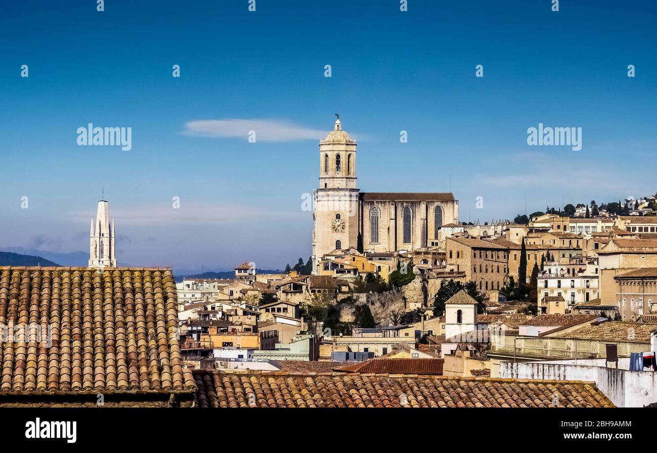 Vue sur Gérone et la cathédrale Santa María de Gérone en automne Banque D'Images