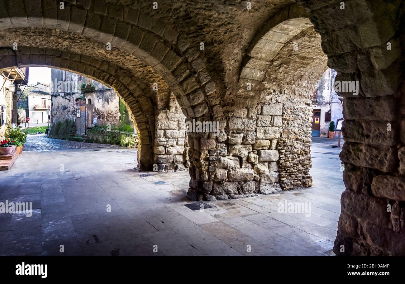 Voûte en pierre à la Plaça de les Voltes à Peratallada, le village a été récompensé comme un ensemble historique-artistique en Catalogne. Banque D'Images