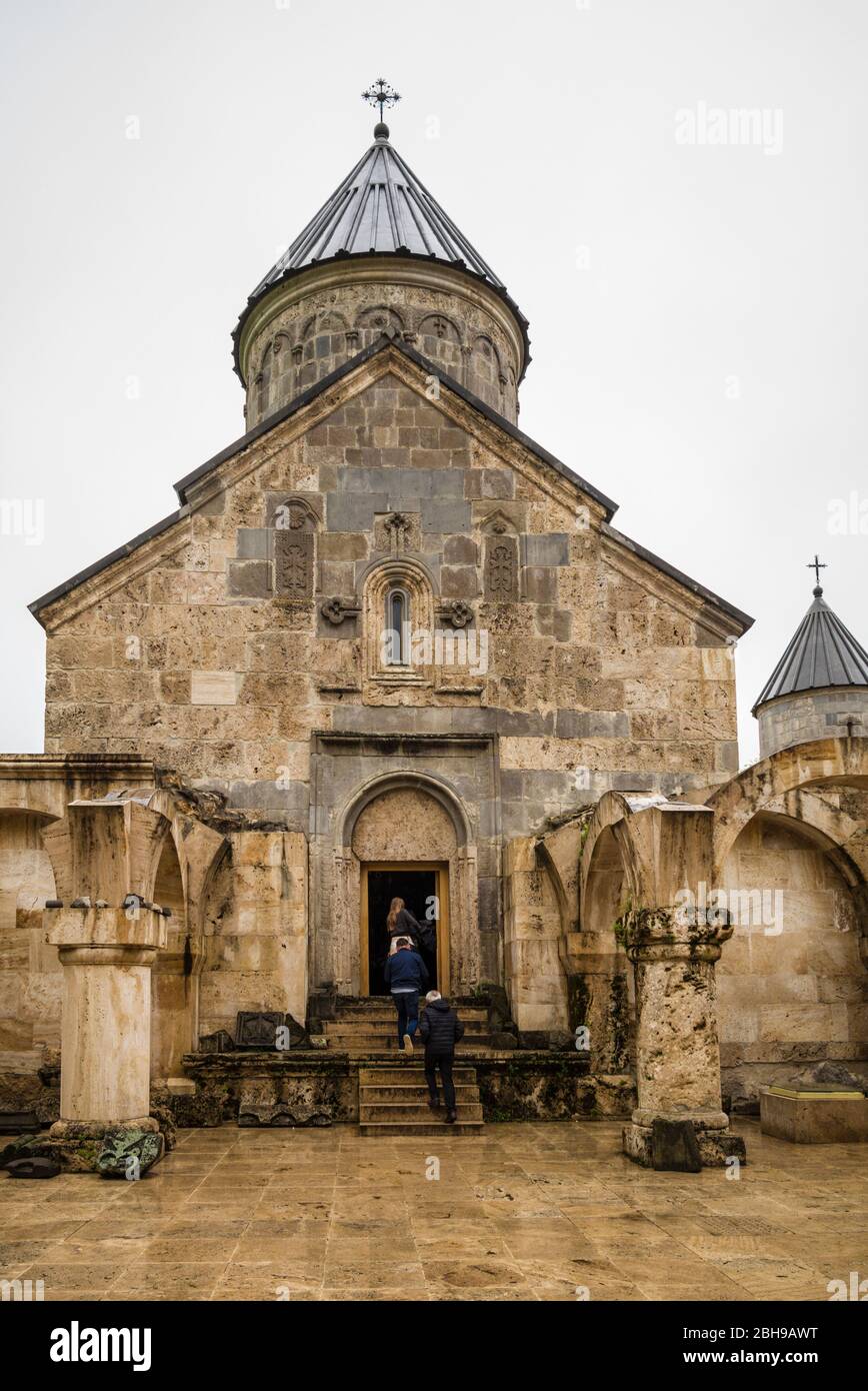 Arménie, « le pays de l'Arménie », Haghartsin, monastère Haghartsin, extérieur de l'église avec visiteurs, pas de rejets Banque D'Images