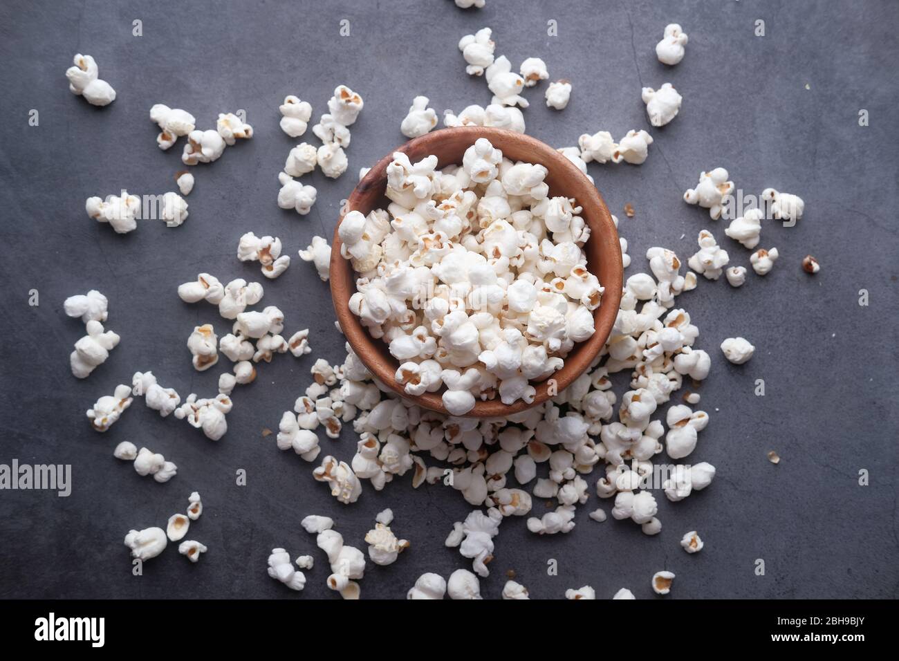 vue en grand angle du pop-corn dans un bol sur fond gris. Banque D'Images