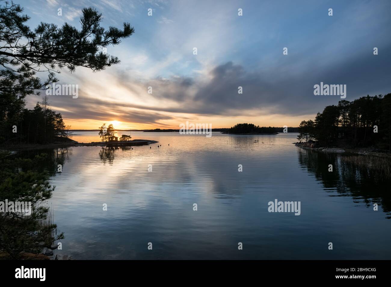 Coucher de soleil sur l'île Stora Halsön, archipel d'Inkoo, Finlande Banque D'Images