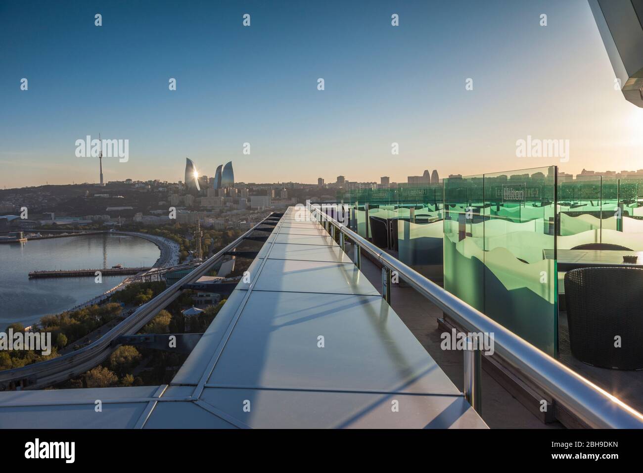 L'Azerbaïdjan, Bakou, high angle skyline et le restaurant sur le toit, au crépuscule Banque D'Images