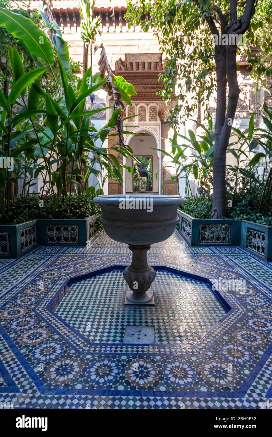 Fontaine dans l'une des cour du palais avec des jardins, Palais Bahia, Marrakech, Maroc. Banque D'Images