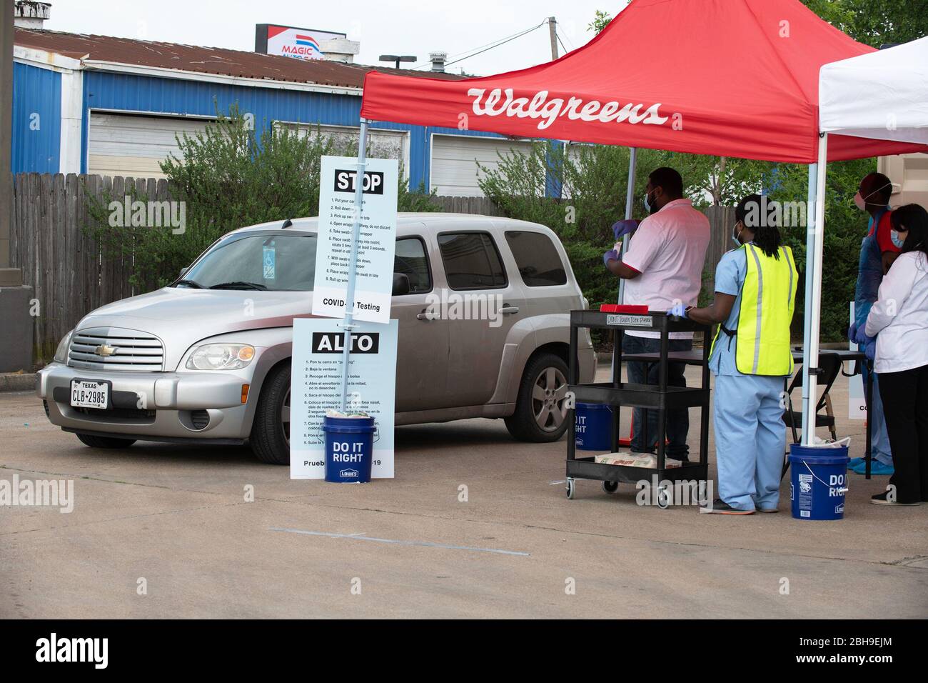 Dallas, Texas, États-Unis. 24 avril 2020. Les habitants de Dallas se sont alignés vendredi matin au premier centre COVID19 auto-administré à un Walgreens du sud-est de Dallas. Les centres de test du coronavirus de Dallas testeront tous les employés essentiels du commerce de détail, tels que les employés des épiceries, Quel que soit leurs symptômes.UN pharmacien Walgreens montre comment retirer l'écouvillon de test de l'enveloppe et auto-administrer le test.Walgreens ouvrira au moins un centre de test à Dallas, et un autre à fort Worth, dans les dix prochains jours. Crédit: AVI Adelman/ZUMA Wire/Alay Live News Banque D'Images