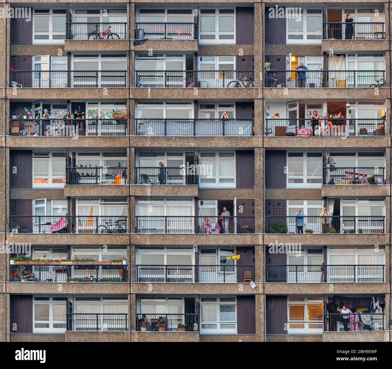 Covid-19 NHS et Key Worker applaudissements de la tour Trellick Banque D'Images