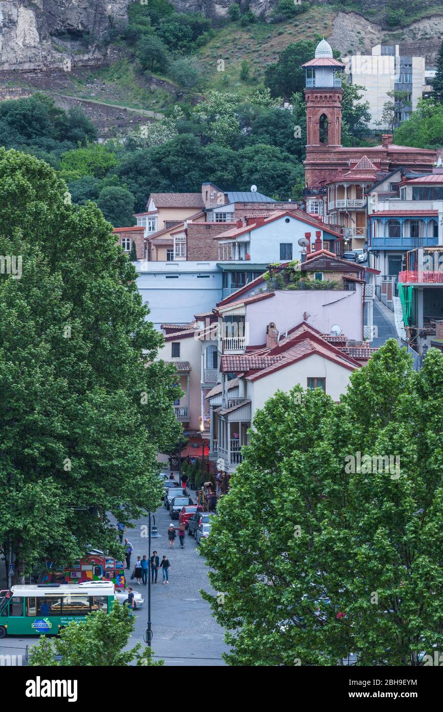 La Géorgie, Tbilissi, Vieille Ville, high angle viewof le quartier musulman et la mosquée de Tbilissi, dusk Banque D'Images