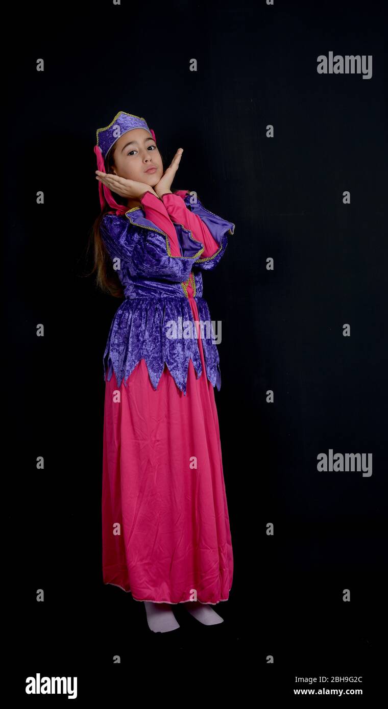 costume médiéval jeune fille sur fond noir princesse rose chaud et violet Banque D'Images