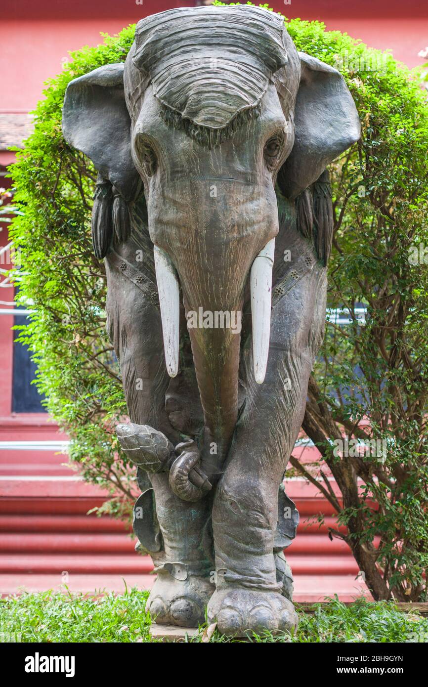 Cambodge, Phnom Penh, Musée National de Cambodge, extérieur, sculpture de l'éléphant Banque D'Images