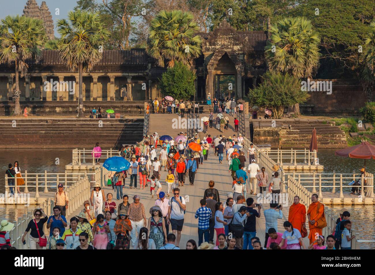Cambodge, Angkor, Angkor Wat, flottante pont sur la douve du temple Banque D'Images