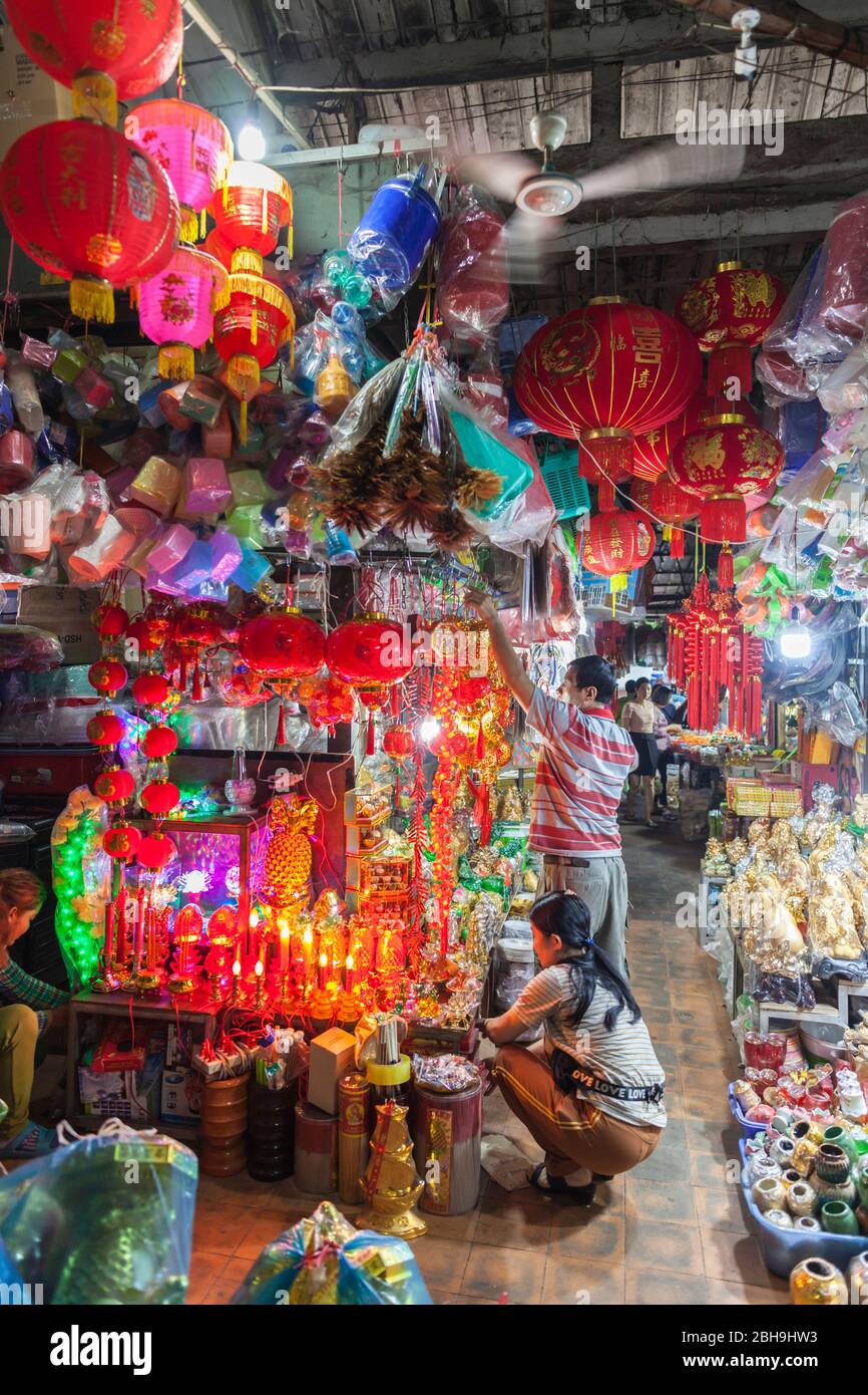 Cambodge, Battambang, Psar Nath Market, décorations du nouvel an chinois Banque D'Images