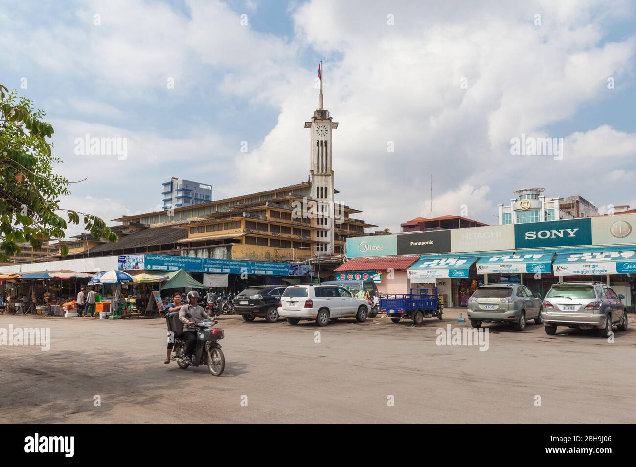 Cambodge, Battambang, Psar Nath Market, extérieur du marché colonial français art déco Banque D'Images