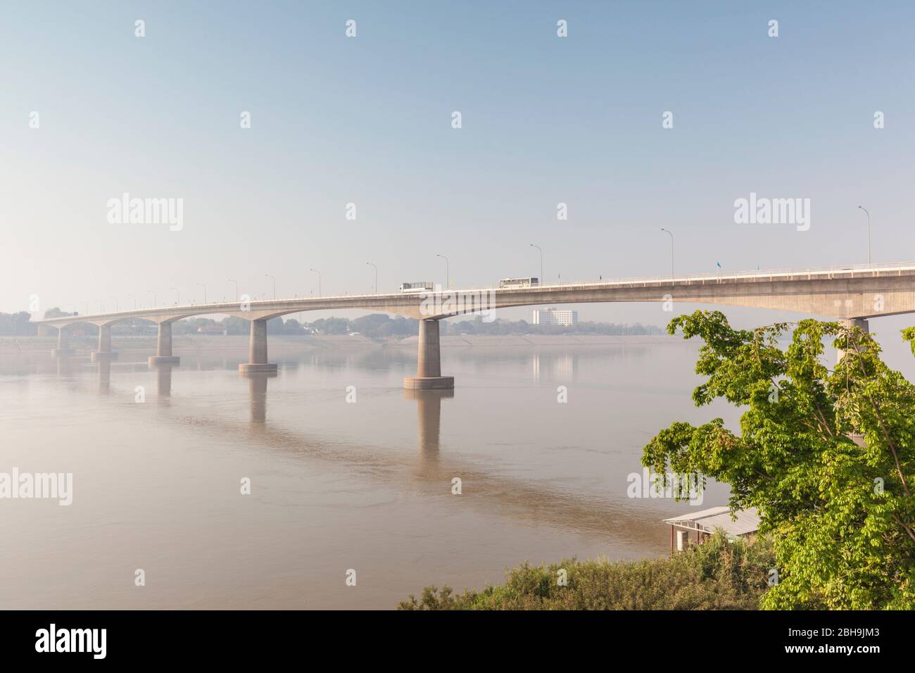 Laos, Vientiane, Mékong, pont de l'amitié vers la Thaïlande Banque D'Images