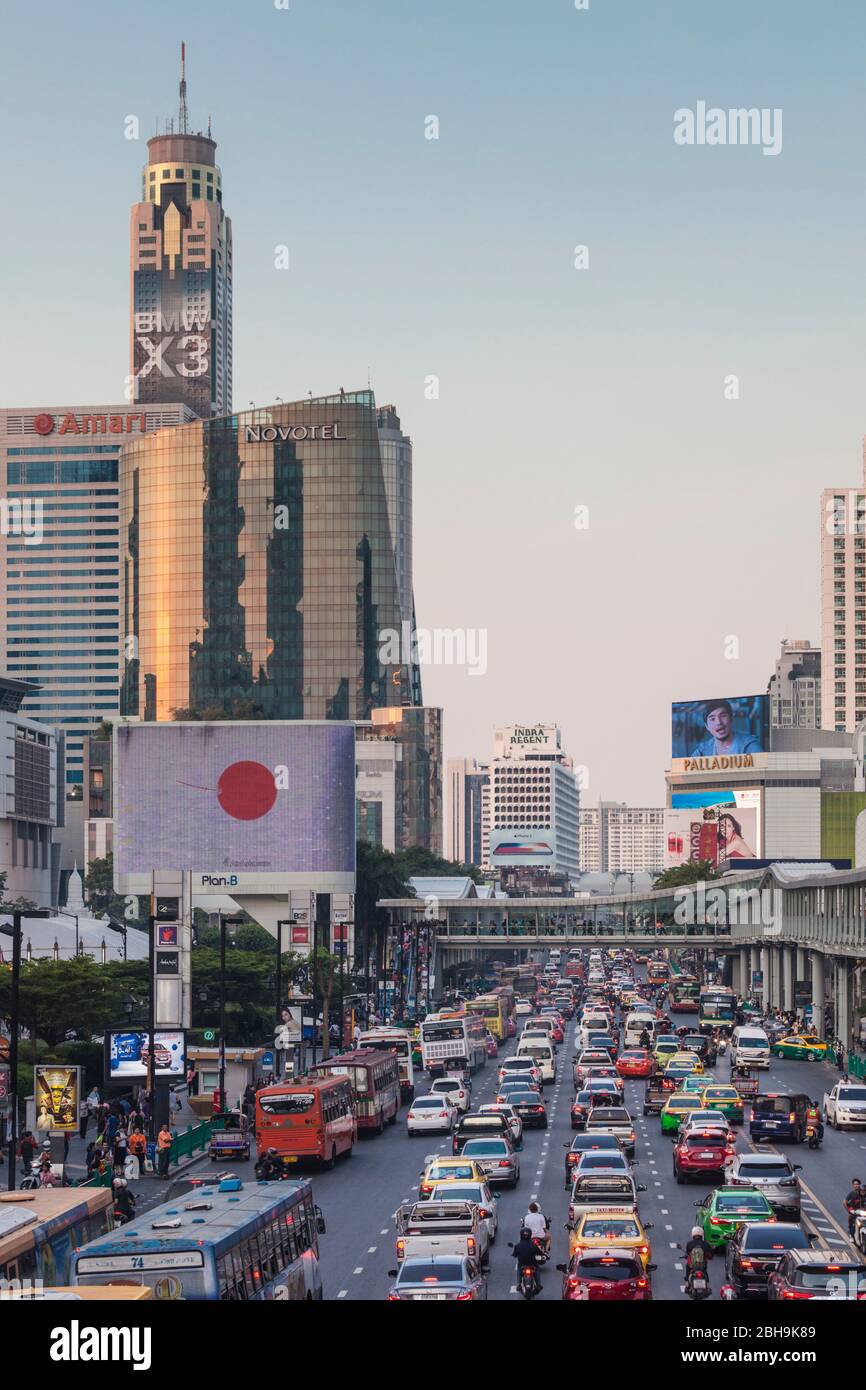 Thaïlande, Bangkok, Siam Square Area, trafic sur Ratchaprarop Road, crépuscule Banque D'Images