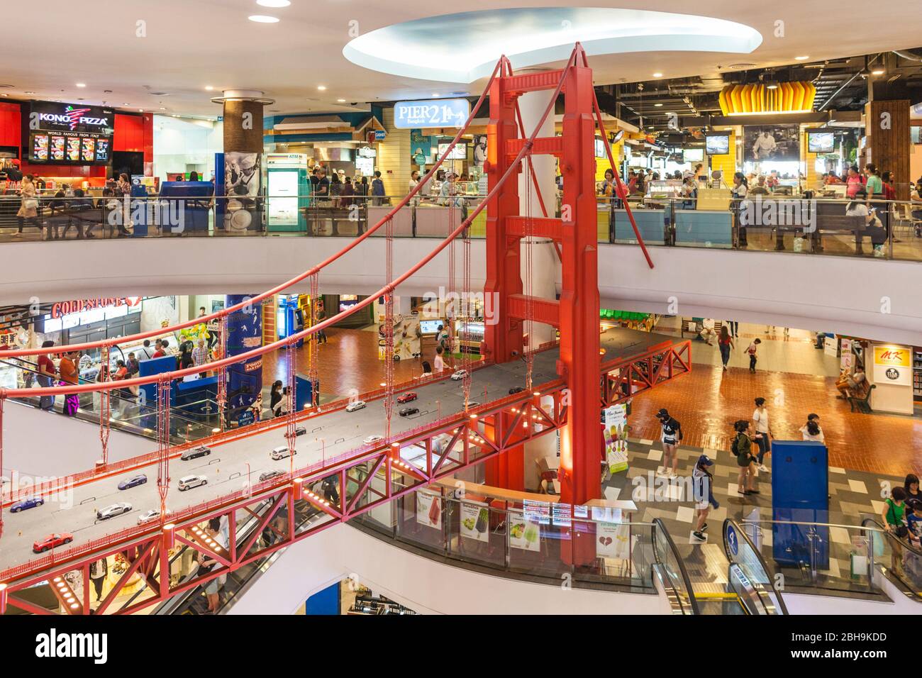 Thaïlande, Bangkok, Sukhumvit, centre commercial Terminal 21, centre commercial à thème du monde, le Golden Gate Bridge dans food court Banque D'Images