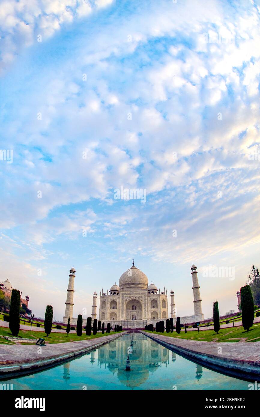 Vue extérieure du Taj Mahal, Agra, Uttar Pradesh, Inde Banque D'Images