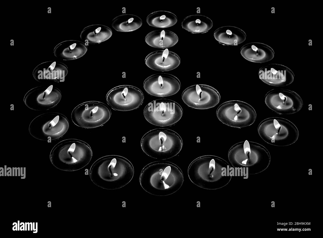 Signe de paix fait de bougies Banque D'Images