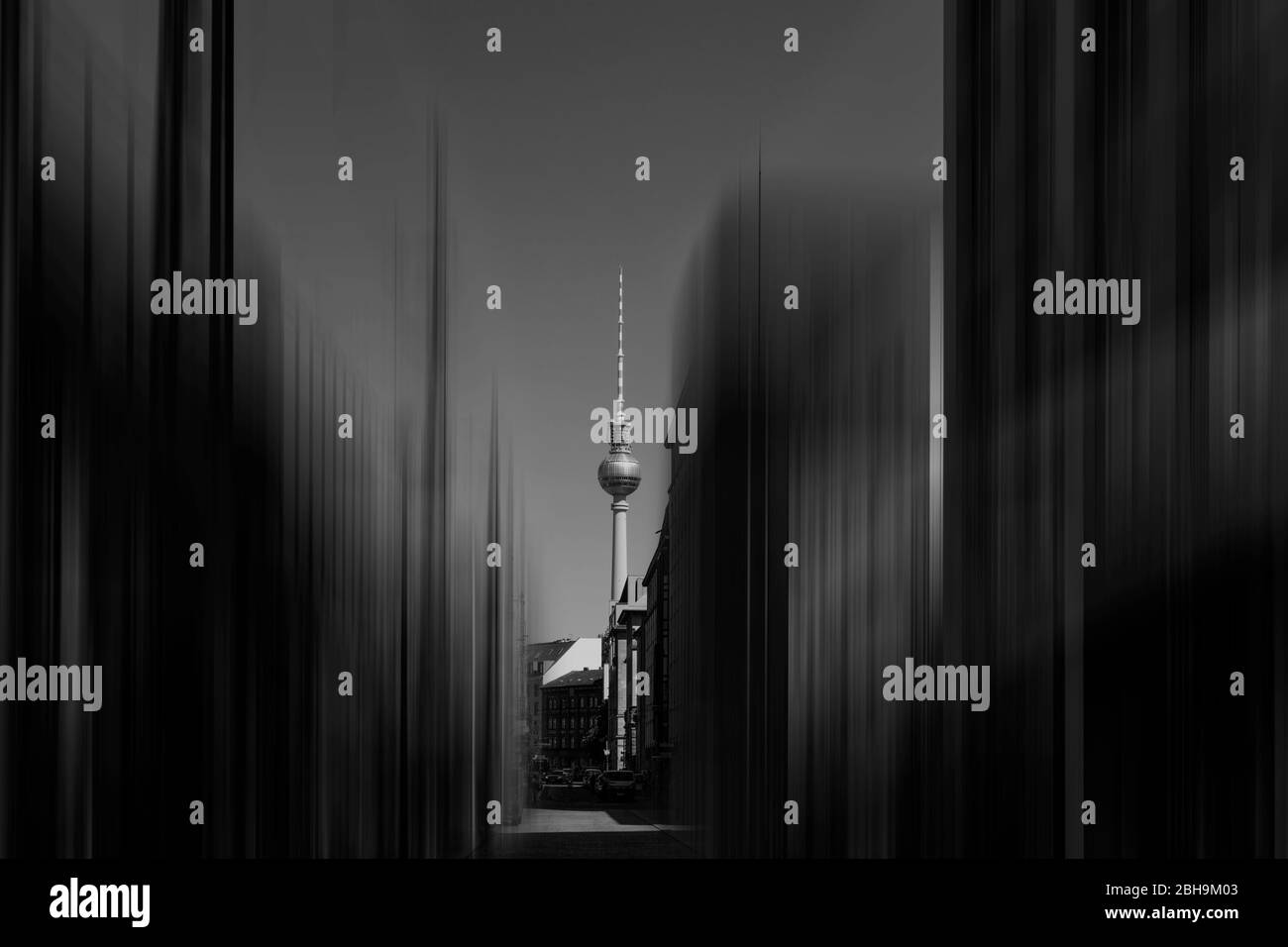 Passerelle piétonne à Berlin avec vue sur la tour de télévision et près de surréaliste éditée du bâtiment Banque D'Images