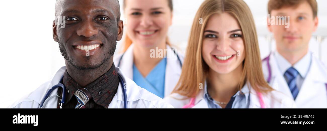 Groupe de souriants médicaments amicaux médecins regarder dans l'appareil photo Banque D'Images