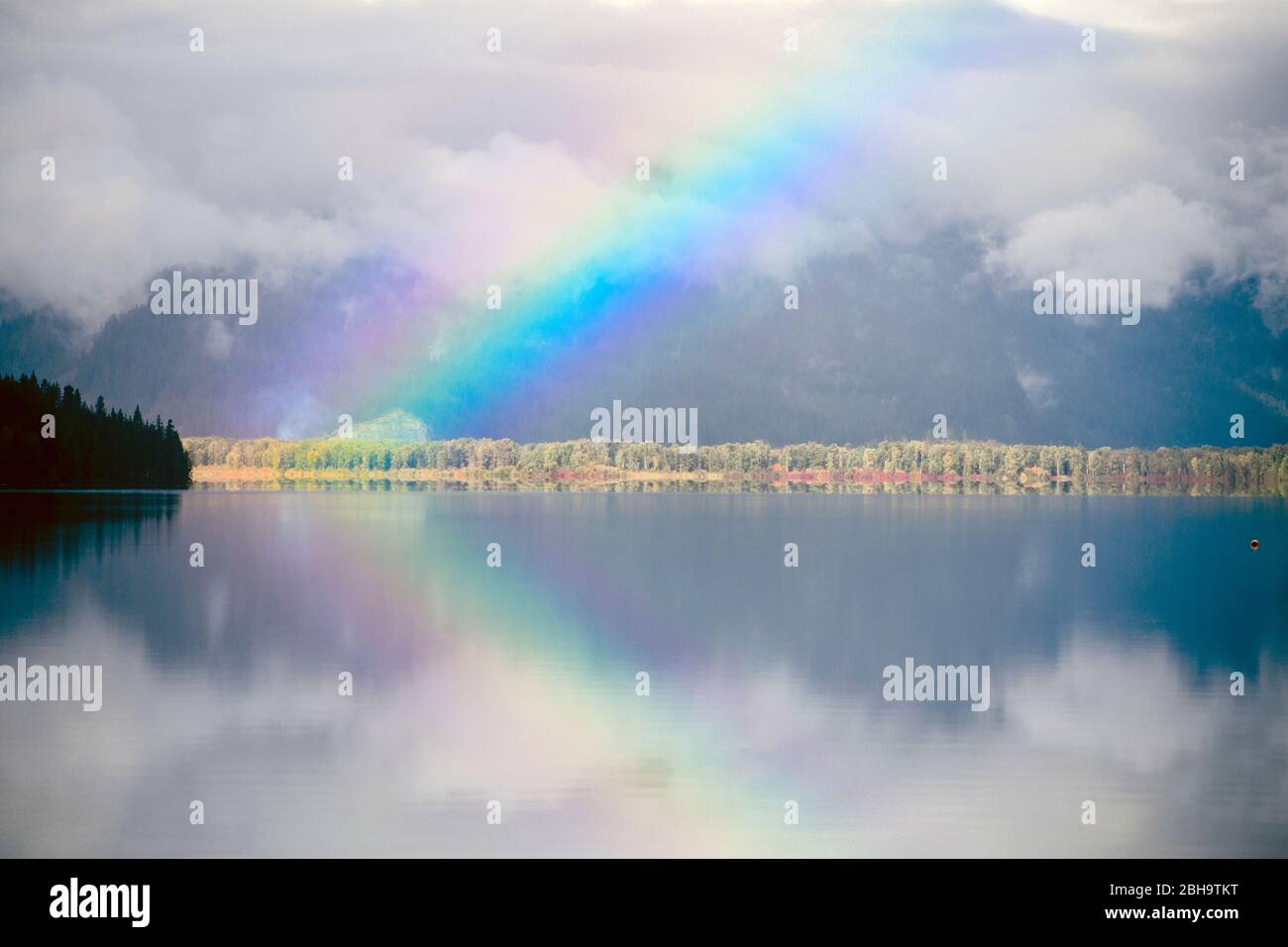 Rainbow au-dessus du lac en journée nuageux, parc national du lac Wenatchee, Wenatchee, Washington, États-Unis Banque D'Images