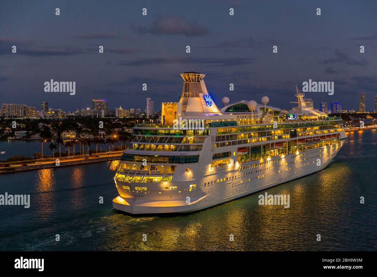 Bateau de croisière dans le port, Miami, Comté de Miami-Dade, Floride, États-Unis, Amérique du Nord Banque D'Images