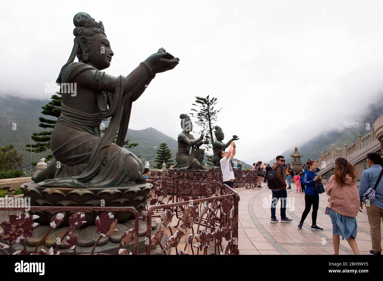 Statues en bronze autour du Grand Bouddha, de l'île de Lantau, Hongkong Banque D'Images