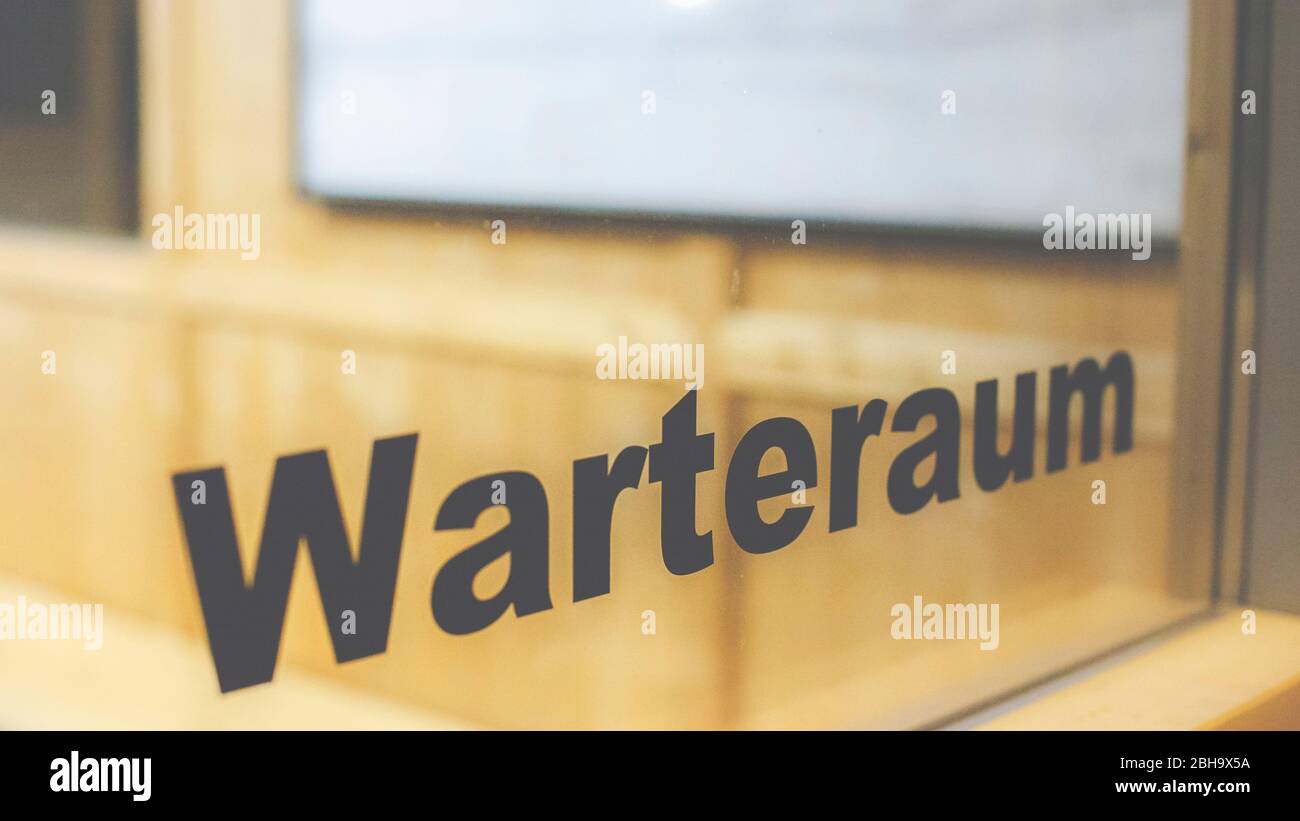 Die Aufschrift 'Warteraum' auf einer Glasscheibe. Banque D'Images
