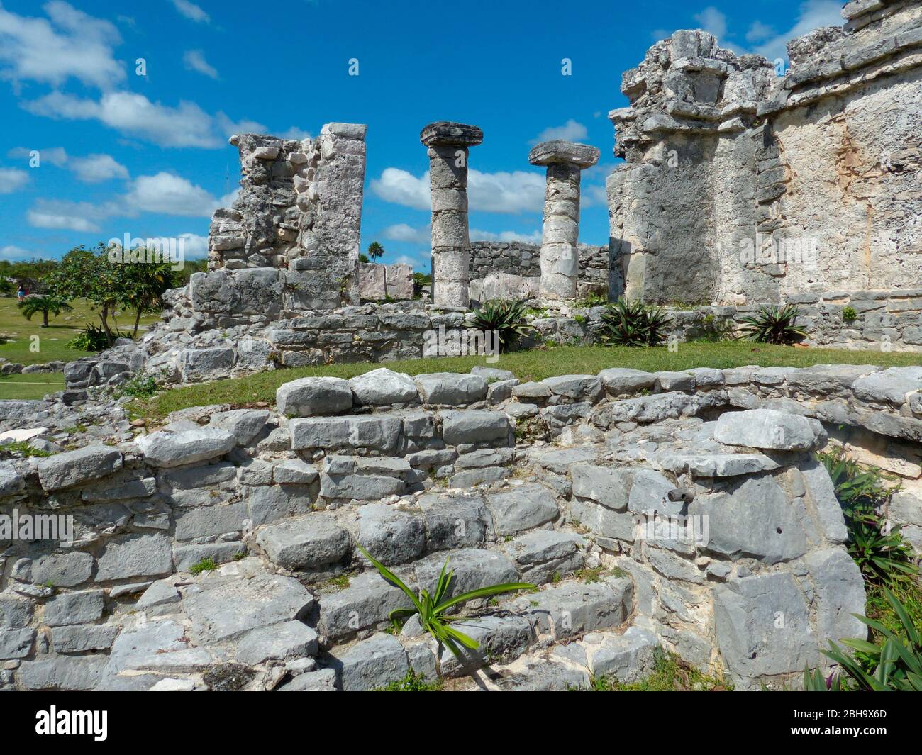 Ruines mayas à Tulum, ss le site d'une ville fortifiée maya pré-colombienne qui a servi de port principal pour Coba, dans l'état mexicain de Quintana Roo Banque D'Images