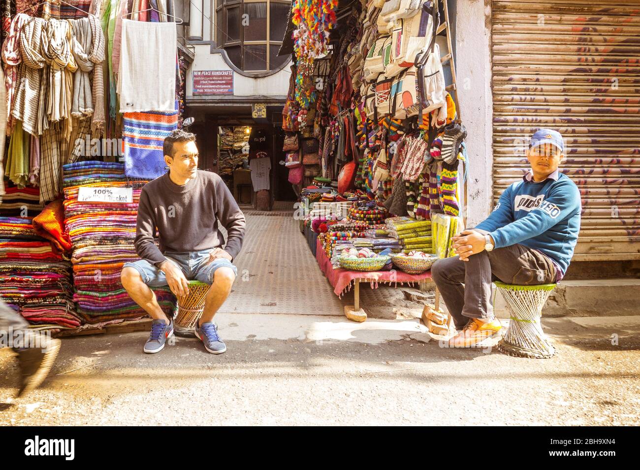 Vendeur de rue à Katmandou, deux hommes d'environ 30 ans Banque D'Images