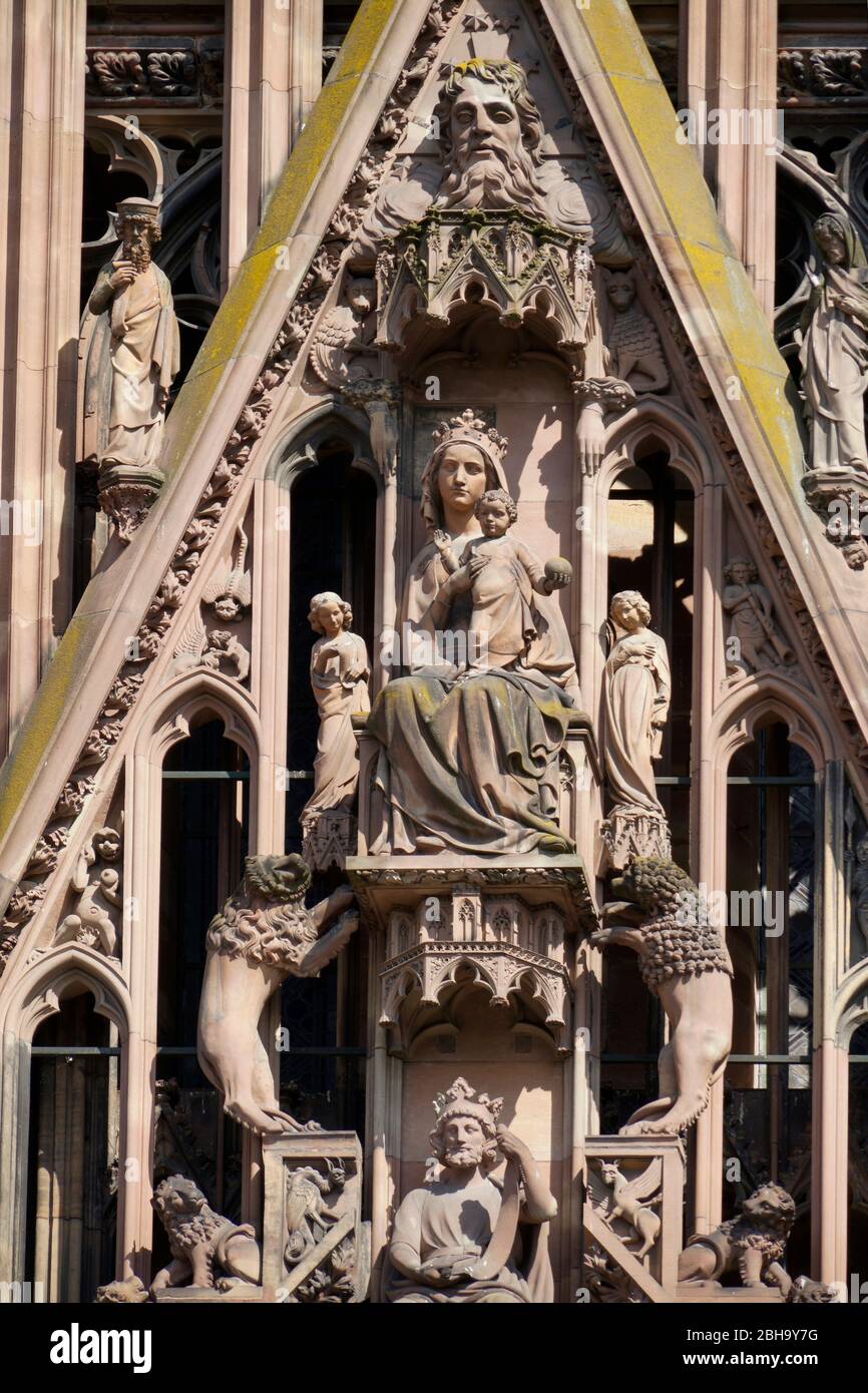 France, Alsace, Strasbourg, Strasbourg Minster, façade, côté ouest, figure, Saint Marie, détail sur le portail principal Banque D'Images