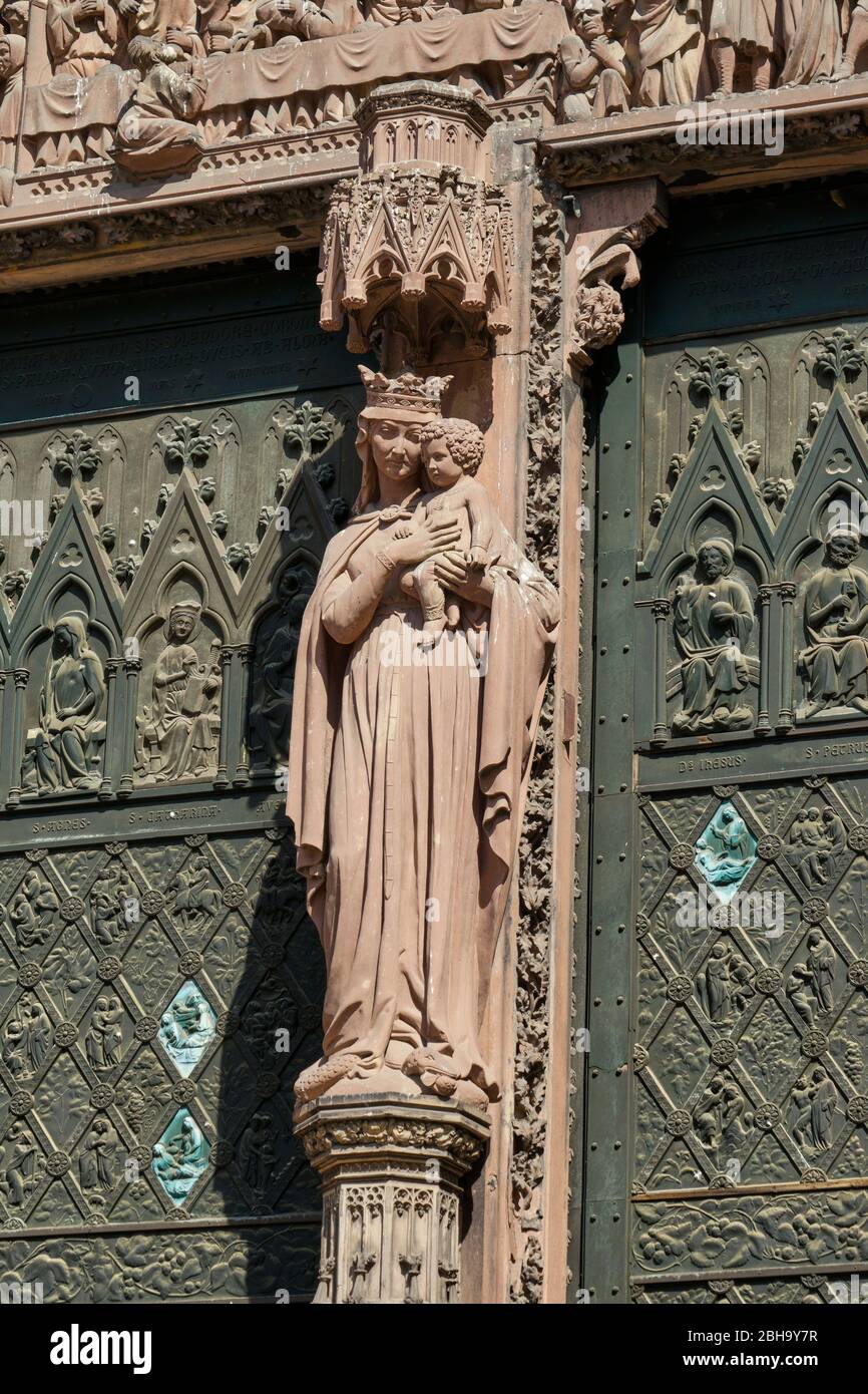 France, Alsace, Strasbourg, Strasbourg Minster, façade, obverse, figure, Saint Marie, détail sur le portail principal Banque D'Images