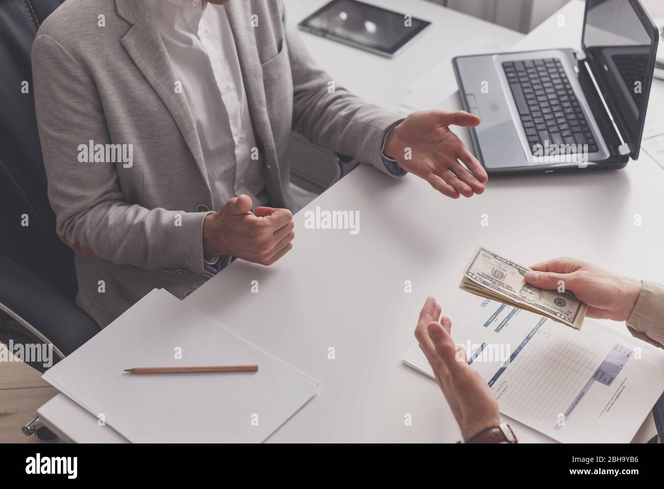 Réunion d'affaires faisant un accord au bureau. Signature d'un contrat et paiement en espèces Banque D'Images