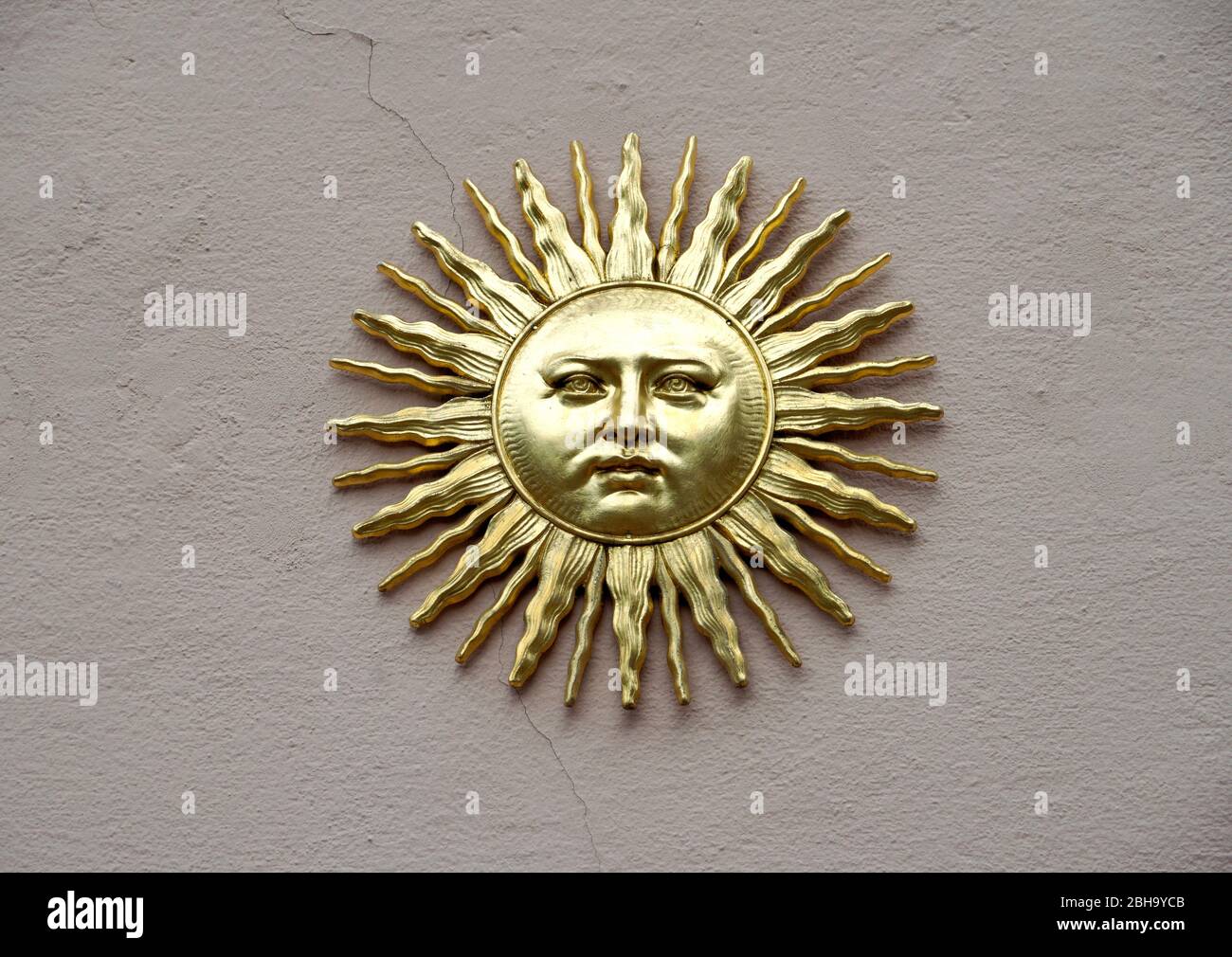 France, Alsace, Colmar, façade d'une pharmacie, mur de maison, soleil, symbole soleil, soleil métallique, visage, métal, rayons, doré Banque D'Images