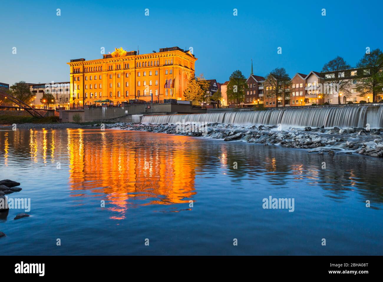 Vieille ville de Hamelin avec Weser rivière par nuit, Allemagne Banque D'Images