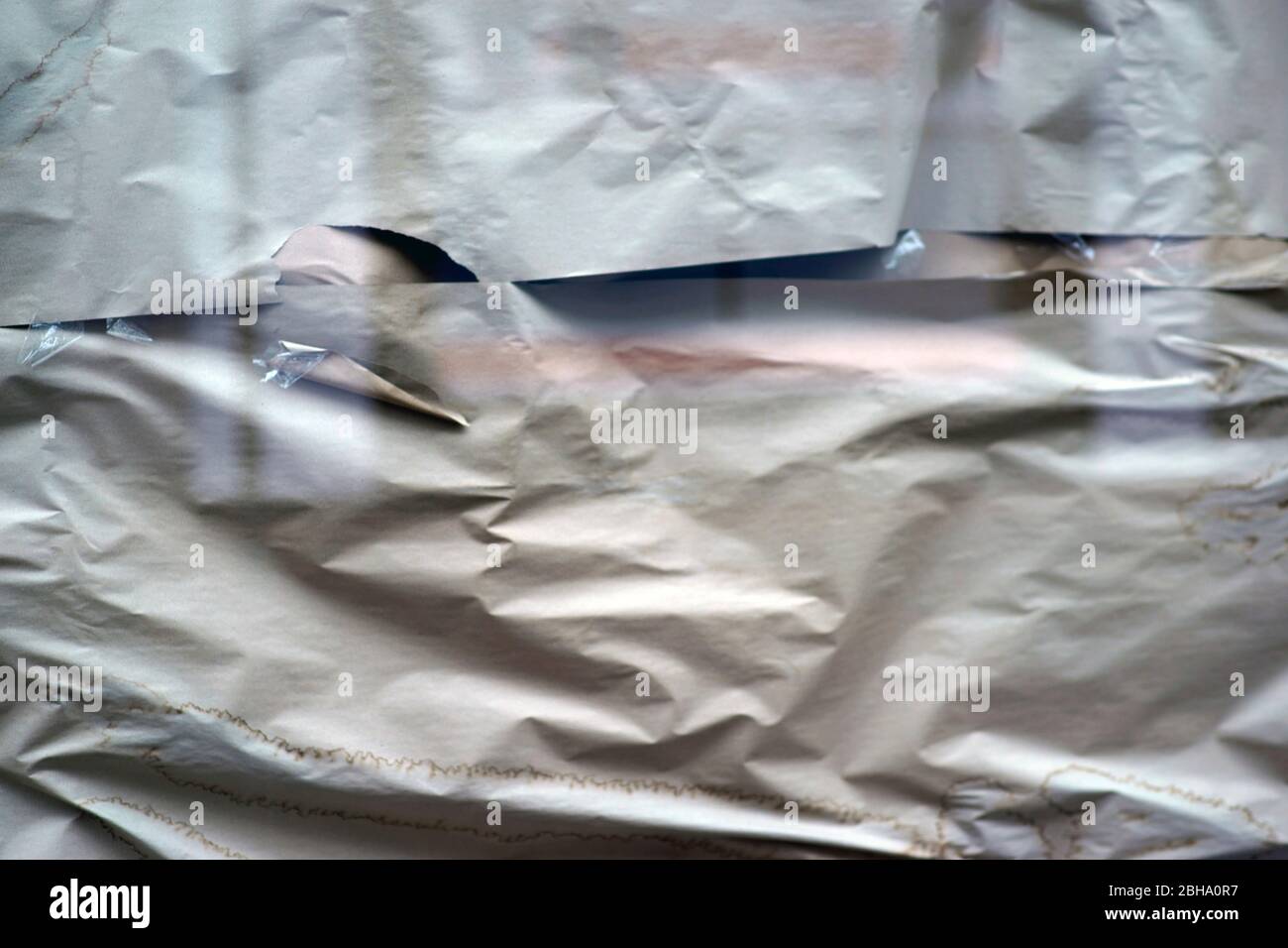 Le volet de fenêtre d'un atelier fermé en raison de la tâche entreprise. Banque D'Images