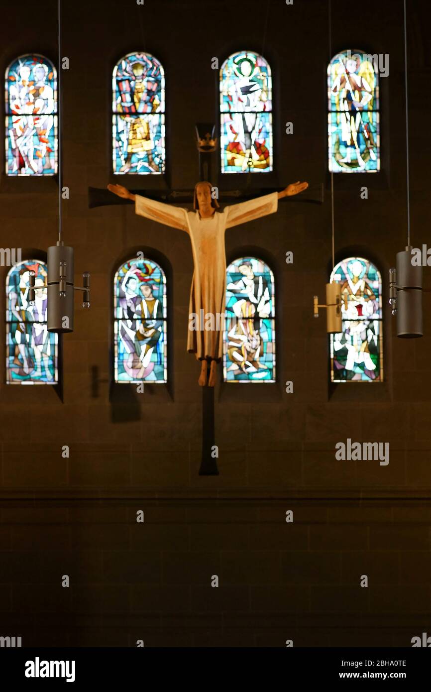 Mayence, Allemagne, une sculpture moderne du Christ se trouve au plafond de la Christuskirche (église du christ) Banque D'Images