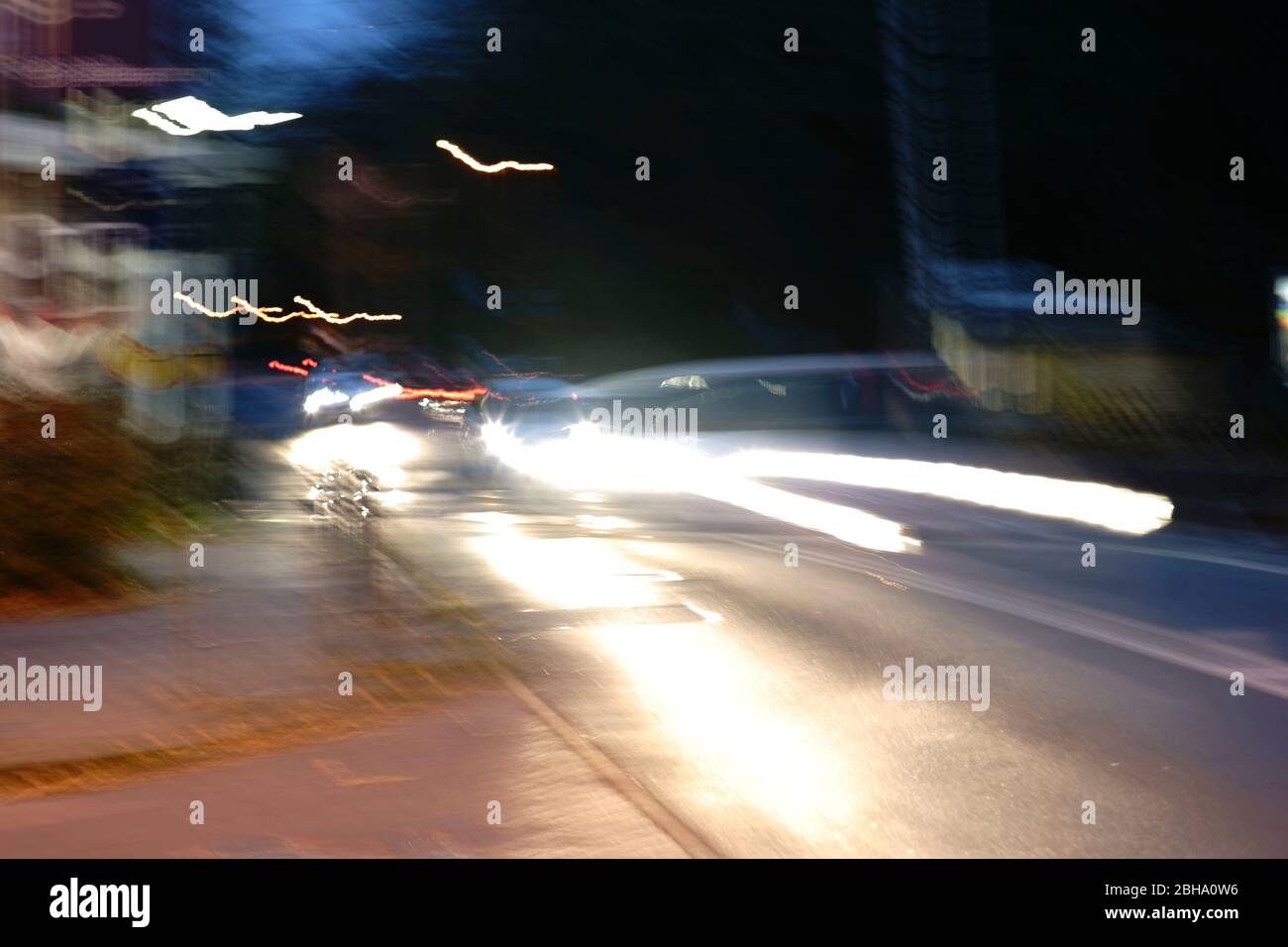 Les sentiers de la lumière d'un passage des voitures dans la nuit. Banque D'Images