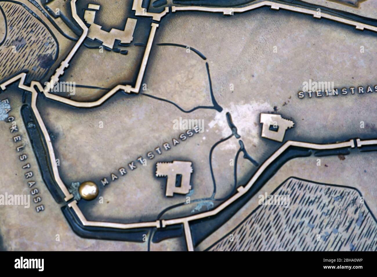 L'échelle-vrai ville historique plan de la ville Kaiserslautern avec les rues, remparts et bâtiments historiques sur un couvercle de trou d'homme. Banque D'Images