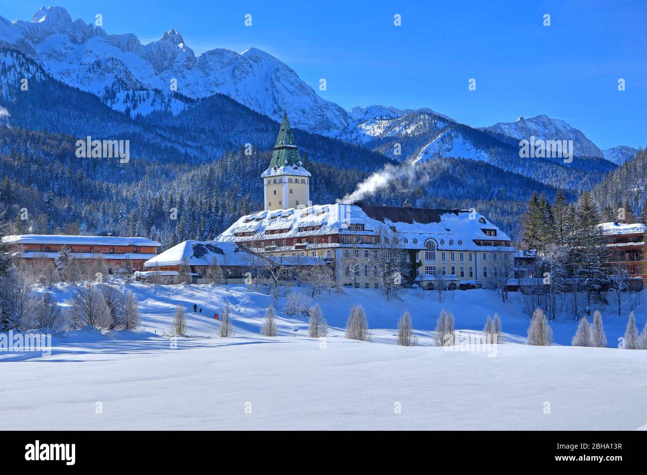 Château Elmau contre les montagnes Karwendel en hiver, Elmau, près de Klais, Werdenfelser Land, Haute-Bavière, Bavière, Allemagne Banque D'Images