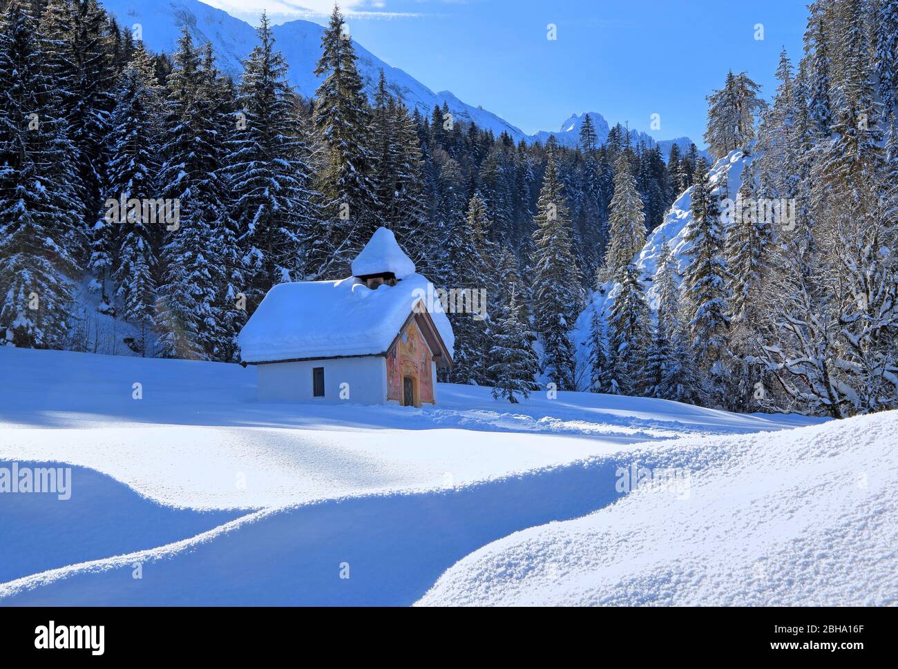 Chapelle neige de Winterly à Elmau à Klais, Mittenwald, Werdenfelser Land, Haute-Bavière, Bavière, Allemagne Banque D'Images