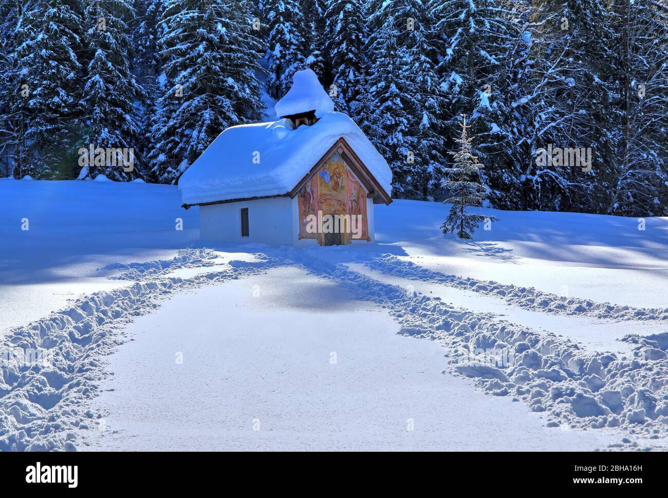 Chapelle neige de Winterly à Elmau à Klais, Mittenwald, Werdenfelser Land, Haute-Bavière, Bavière, Allemagne Banque D'Images