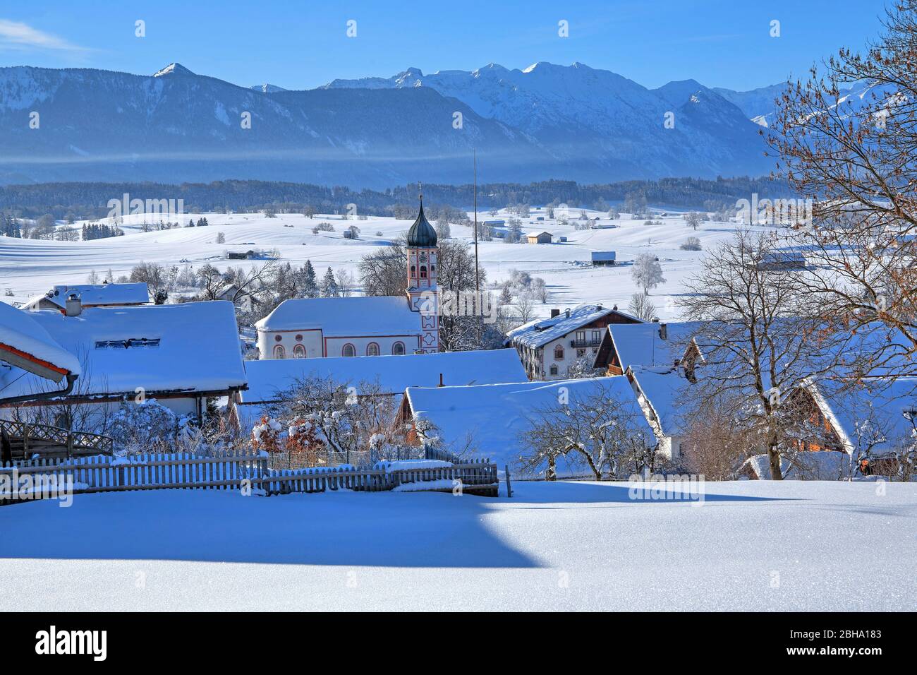 Vue sur la ville contre les montagnes Ester, Aidling, Riegsee, la Terre Bleue, Haute-Bavière, Bavière, Allemagne Banque D'Images