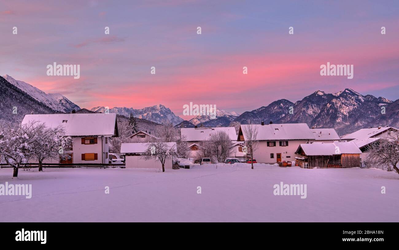 Vue sur la ville contre le mont Zugspitze et Kramerspitz, Ohlstadt, la Terre Bleue, Haute-Bavière, Bavière, Allemagne Banque D'Images