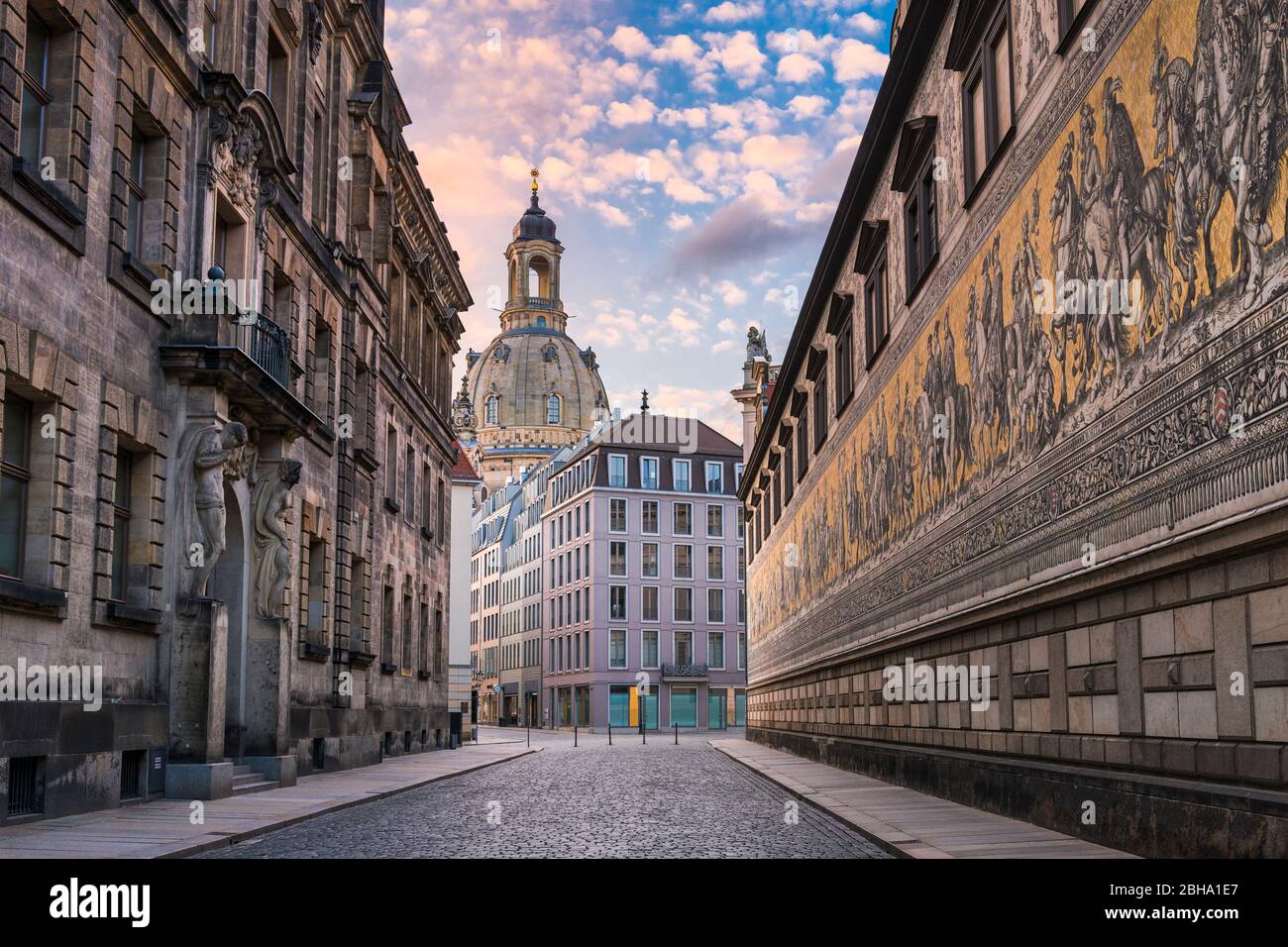 Train des Princes avec Frauenkirche à Dresde Banque D'Images