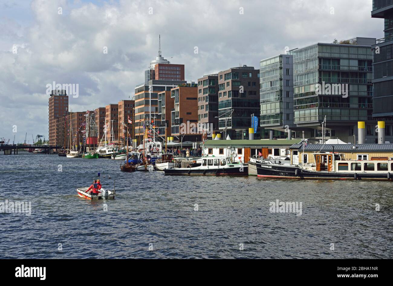 Allemagne, Hambourg, HafenCity, Sandtorhafen, architecture, immeubles résidentiels et de bureaux, navires historiques, Banque D'Images